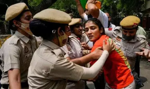 संसद मार्च से पहले प्रदर्शनकारी पहलवान विनेश फोगट, साक्षी मलिक और बजरंग पुनिया को लिया गया हिरासत में संसद मार्च से पहले प्रदर्शनकारी पहलवान विनेश फोगट, साक्षी मलिक और बजरंग पुनिया को लिया गया हिरासत में