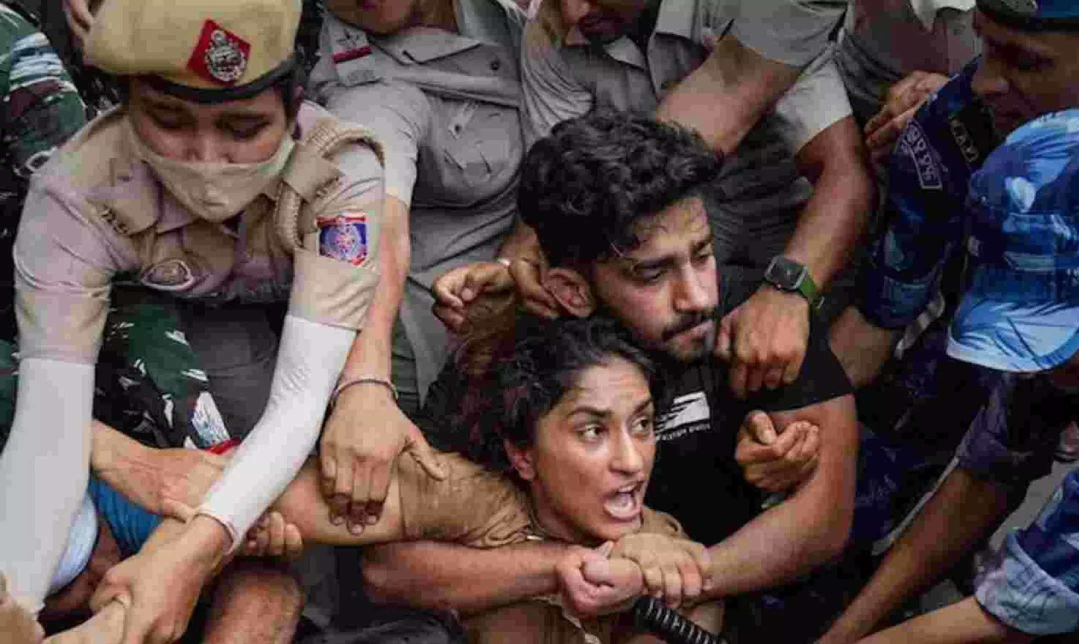 Wrestlers Protest: साक्षी मलिक, विनेश फोगाट, बजरंग पुनिया पर दंगा करने का आरोप, जंतर-मंतर से बोरिया बिस्तर भी हटा