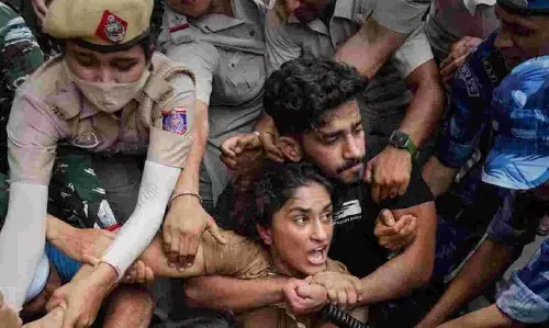 Wrestlers Protest: साक्षी मलिक, विनेश फोगाट, बजरंग पुनिया पर दंगा करने का आरोप, जंतर-मंतर से बोरिया बिस्तर भी हटा Wrestlers Protest: साक्षी मलिक, विनेश फोगाट, बजरंग पुनिया पर दंगा करने का आरोप, जंतर-मंतर से बोरिया बिस्तर भी हटा