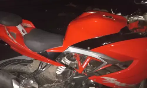 ट्रक से कुचलकर बाइक सवार दो सगे भाइयों की हुई दर्दनाक मौत ट्रक से कुचलकर बाइक सवार दो सगे भाइयों की हुई दर्दनाक मौत