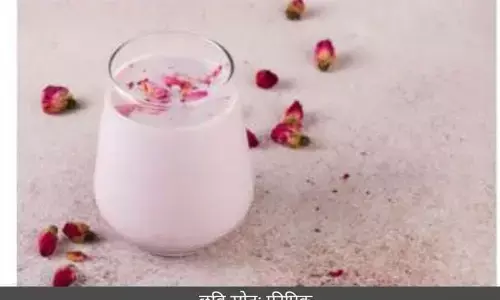 जानिए गुलाब की पंखुड़ियों से बने इस चीज को दूध में मिलाकर पीने से होंगे क्या-क्या फायदे