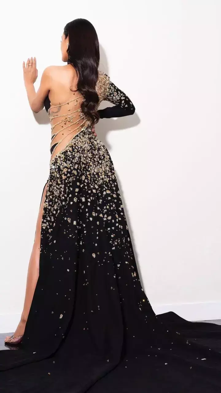 Esha Gupta ने सेक्सी आउटफिट पहन सोशल मीडिया पर लगाई आग, बोल्ड एक्ट्रेस की हॉटनेस ने यूजर्स को किया बेकरार