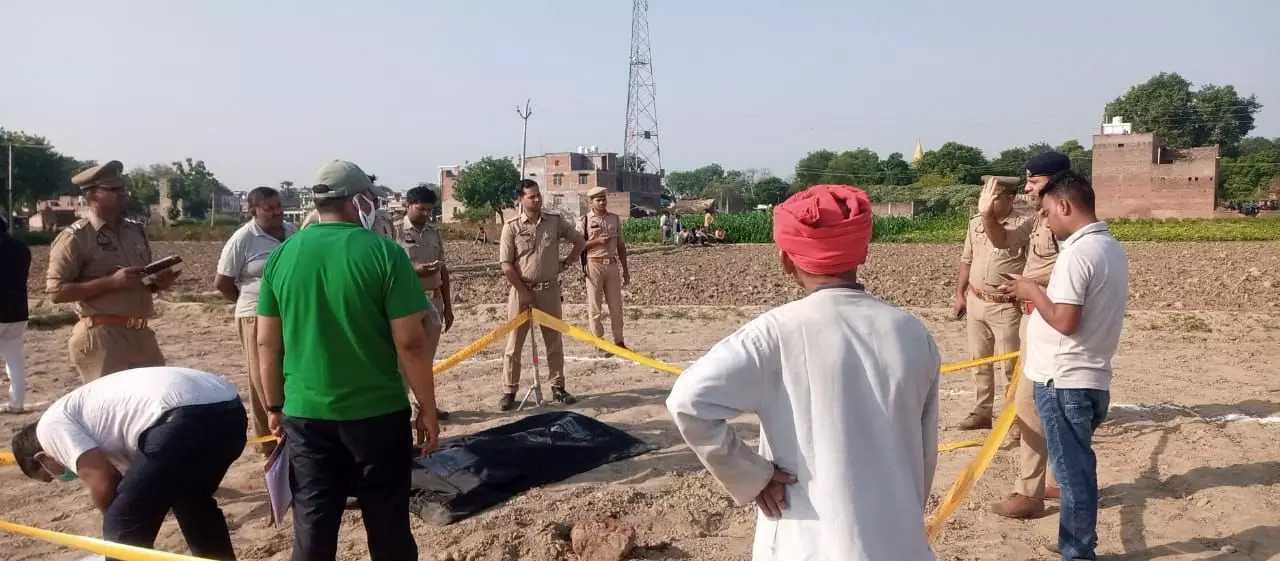 BIG NEWS: खेत में मिला युवक का रक्तरंजित शव BIG NEWS: खेत में मिला युवक का रक्तरंजित शव