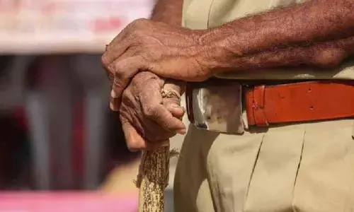देखें उत्तर प्रदेश के पुलिसकर्मी ने क्या किया जब उन्हें ड्यूटी के दौरान नींद से उठाया गया?? देखें उत्तर प्रदेश के पुलिसकर्मी ने क्या किया जब उन्हें ड्यूटी के दौरान नींद से उठाया गया??
