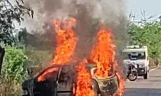 पति-पत्नी समेत चार लोग सरेआम धू धू कर जिंदा जल गए नहीं कर सका कोई भी कुछ पति-पत्नी समेत चार लोग सरेआम धू धू कर जिंदा जल गए नहीं कर सका कोई भी कुछ