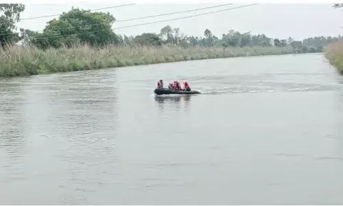 मौज मस्ती करने गया युवक नहर के तेज वहाब में बह गया, परिजनों का रो रोकर हुआ बुरा हाल मौज मस्ती करने गया युवक नहर के तेज वहाब में बह गया, परिजनों का रो रोकर हुआ बुरा हाल