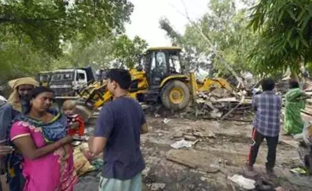 प्रगति मैदान के अतिक्रमण को हटाने के लिए पीडब्ल्यूडी ने तोड़ी अवैध झुग्गियां प्रगति मैदान के अतिक्रमण को हटाने के लिए पीडब्ल्यूडी ने तोड़ी अवैध झुग्गियां