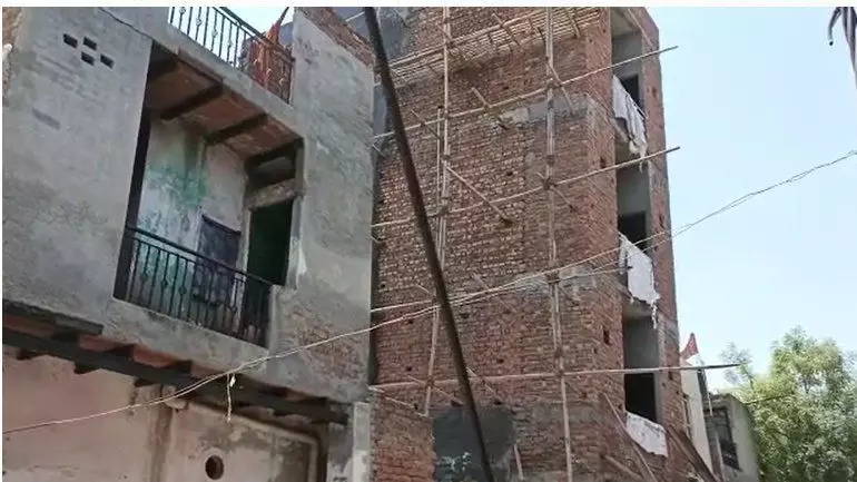 गाजियाबाद में चार मंजिला मकान झुका, जीडीए से लेकर प्रसाशन सरपट दौड़ा