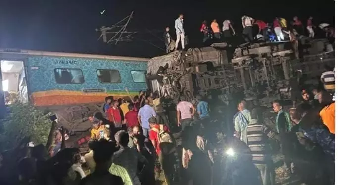 ओडिशा में मालगाड़ी से टकराई कोरोमंडल एक्सप्रेस, रेस्क्यू ऑपरेशन जारी