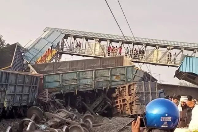 ओडिशा के बालासोर जिले में कोरोमंडल एक्सप्रेस के साथ हुआ हादसा, ट्रेन उतरी पटरी से