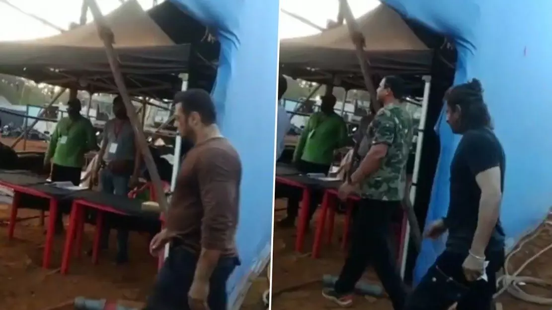 Tiger 3 के सेट से लीक हुआ Video! Shah Rukh Khan-Salman Khan को साथ देख फैंस के दिलों में मची हलचल Tiger 3 के सेट से लीक हुआ Video! Shah Rukh Khan-Salman Khan को साथ देख फैंस के दिलों में मची हलचल