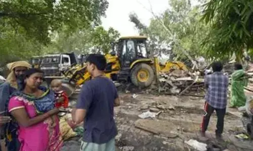 प्रगति मैदान के अतिक्रमण को हटाने के लिए पीडब्ल्यूडी ने तोड़ी अवैध झुग्गियां