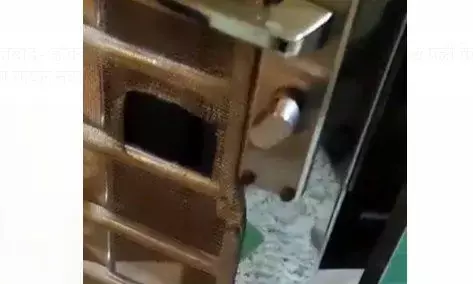 गाजियाबाद में दरवाजे की ग्रिल काटकर घुसा आदमी, डॉ की पत्नी के सर पर किए वार घायलावस्था में छोड़कर भागा गाजियाबाद में दरवाजे की ग्रिल काटकर घुसा आदमी, डॉ की पत्नी के सर पर किए वार घायलावस्था में छोड़कर भागा