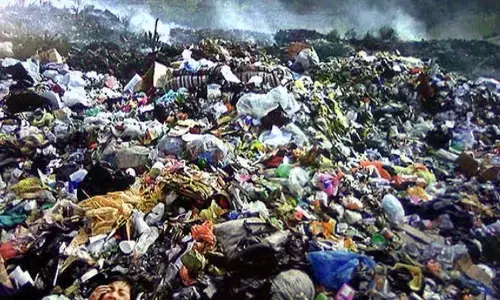 रोजमर्रा की जिंदगी में प्लास्टिक यूज के छिपे खतरे रोजमर्रा की जिंदगी में प्लास्टिक यूज के छिपे खतरे