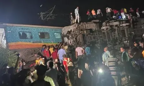 ओडिशा में मालगाड़ी से टकराई कोरोमंडल एक्सप्रेस, रेस्क्यू ऑपरेशन जारी ओडिशा में मालगाड़ी से टकराई कोरोमंडल एक्सप्रेस, रेस्क्यू ऑपरेशन जारी