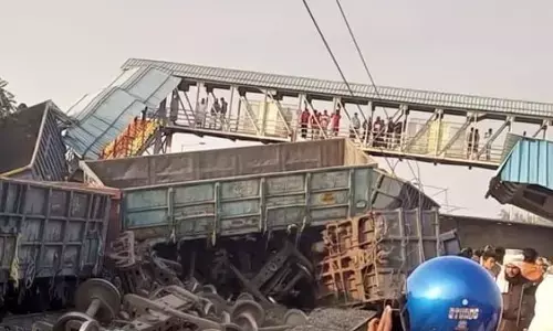 ओडिशा के बालासोर जिले में कोरोमंडल एक्सप्रेस के साथ हुआ हादसा, ट्रेन उतरी पटरी से ओडिशा के बालासोर जिले में कोरोमंडल एक्सप्रेस के साथ हुआ हादसा, ट्रेन उतरी पटरी से