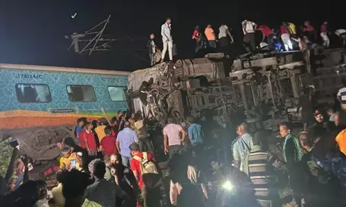 बड़ा ट्रेन हादसा: 60 की मौत 350 से अधिक घायल, मालगाड़ी-एक्सप्रेस आपस में टकराईं बड़ा ट्रेन हादसा: 60 की मौत 350 से अधिक घायल, मालगाड़ी-एक्सप्रेस आपस में टकराईं