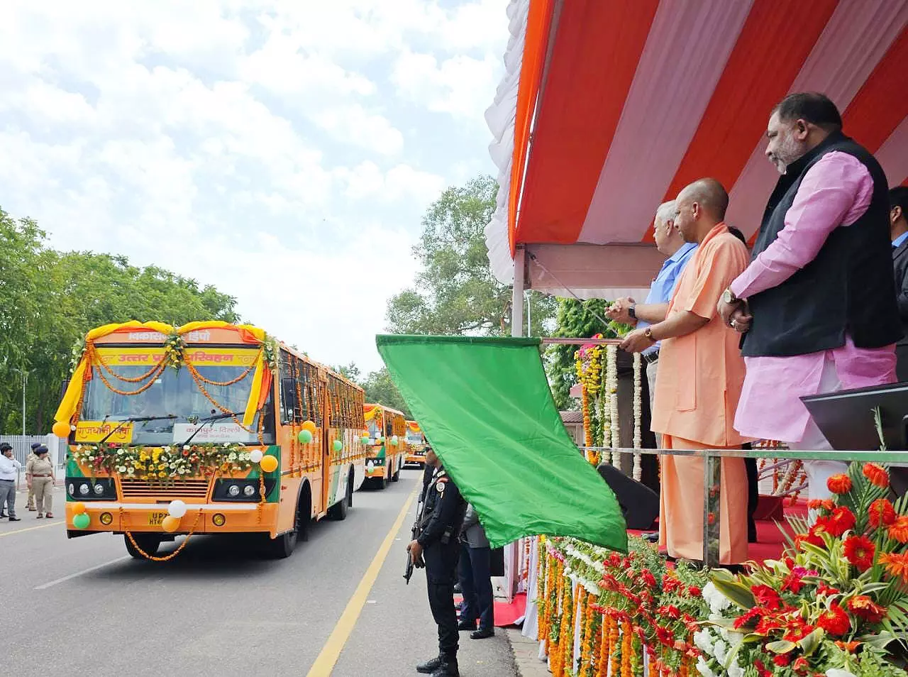 यूपी के हर जिले से दौड़ेगी राजधानी एक्सप्रेस, जानें कितना होगा किराया यूपी के हर जिले से दौड़ेगी राजधानी एक्सप्रेस, जानें कितना होगा किराया