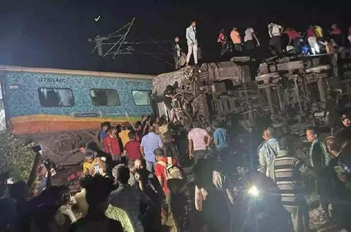 ओडिशा में दो ट्रेनें पटरी से उतरीं, कई लोगों के मरने की आशंका, 300 घायल