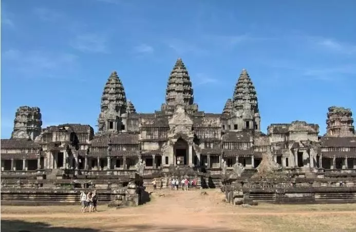 क्या आप जानते हैं कि सबसे बड़ा हिंदू मंदिर भारत की सीमा के पार है