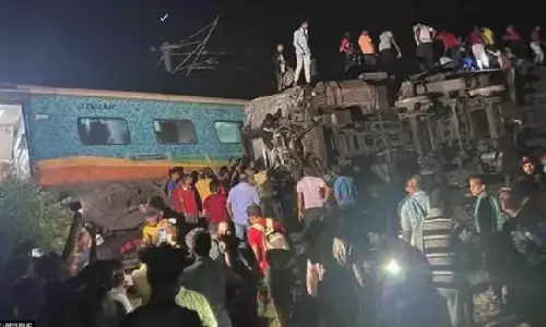 ट्रेन हादसे में 280 लोगों की मौत,1000 से ज्यादा घायल, घटनास्थल पर पहुंचे रेल मंत्री, सेना ने संभाला रेस्क्यू ऑपरेशन ट्रेन हादसे में 280 लोगों की मौत,1000 से ज्यादा घायल, घटनास्थल पर पहुंचे रेल मंत्री, सेना ने संभाला रेस्क्यू ऑपरेशन