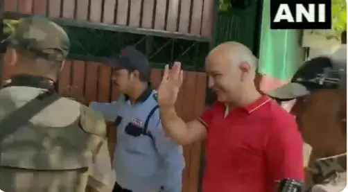 मनीष सिसोदिया तिहाड़ जेल से पहुंचे सीधे अपने घर