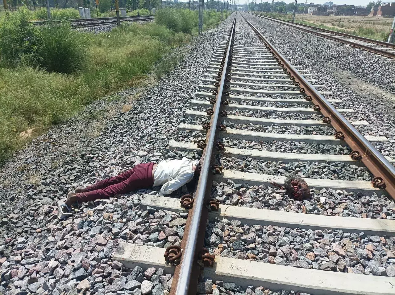 रेलवे ट्रैक पर मिला अधेड़ का दो टुकड़े में शव, नहीं हुई शिनाख्त