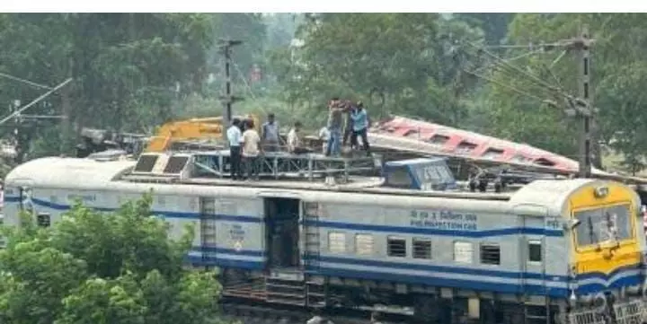 ओडिशा ट्रेन दुर्घटना स्थल पर रात भर बचाव कार्य मे लगे रहे 1,000 कर्मचारी
