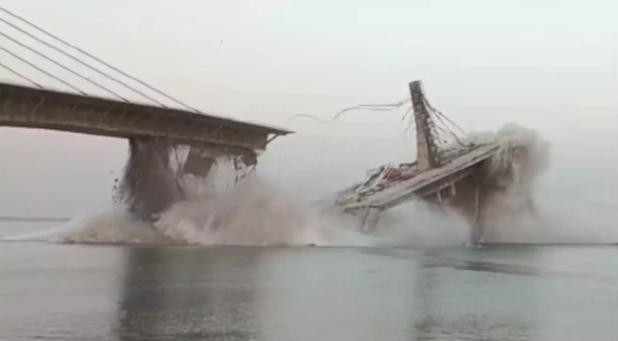 Bihar Bridge Collapse : बिहार में पुल गिरा, देखते ही देखते गंगा में समा गया अगुवानी-सुल्तानगंज ब्रिज Bihar Bridge Collapse : बिहार में पुल गिरा, देखते ही देखते गंगा में समा गया अगुवानी-सुल्तानगंज ब्रिज