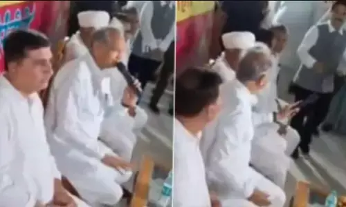 CM अशोक गहलोत को क्यों आया गुस्सा? फेंका माइक! देखिए- VIDEO CM अशोक गहलोत को क्यों आया गुस्सा? फेंका माइक! देखिए- VIDEO