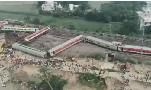 ओडिशा ट्रेन हादसा: मुर्दाघर बना स्कूल, बॉडी बैग से भरी पड़ी क्लासरूम ओडिशा ट्रेन हादसा: मुर्दाघर बना स्कूल, बॉडी बैग से भरी पड़ी क्लासरूम