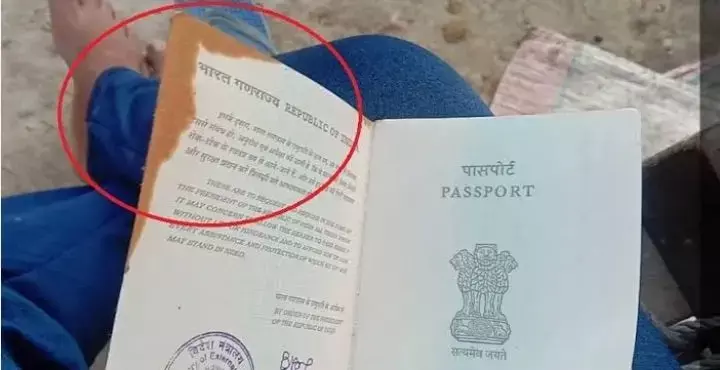 नोएडा की बहुमंज़िला इमारत में नेपाल, बांग्लादेश और भारत के अधजले पासपोर्ट मिले नोएडा की बहुमंज़िला इमारत में नेपाल, बांग्लादेश और भारत के अधजले पासपोर्ट मिले