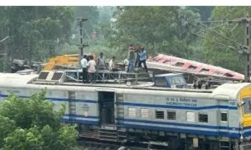 ओडिशा ट्रेन दुर्घटना स्थल पर रात भर बचाव कार्य मे लगे रहे 1,000 कर्मचारी ओडिशा ट्रेन दुर्घटना स्थल पर रात भर बचाव कार्य मे लगे रहे 1,000 कर्मचारी