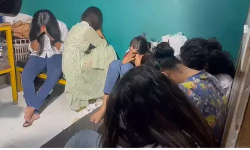 मसाज पार्लर पर छापा, अंदर चल रहा था सैक्स रैकेट, 13 लड़कियों इस हाल में मिली मसाज पार्लर पर छापा, अंदर चल रहा था सैक्स रैकेट, 13 लड़कियों इस हाल में मिली