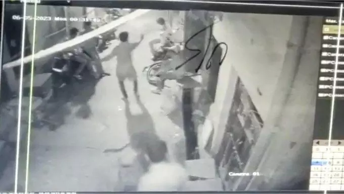 Delhi News : दिल्ली के जाफराबाद में गेंगवार, चार लोगों को मारी गोली, पूरी वारदात सीसीटीवी में कैद