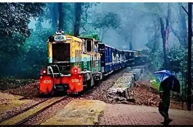 महाराष्ट्र की टॉय ट्रेन पटरी से उतरी, सभी यात्री सुरक्षित