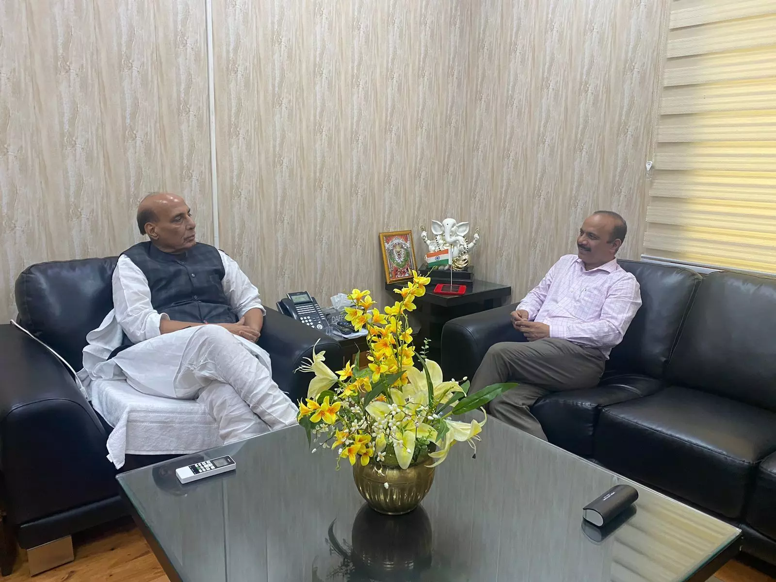 रक्षा मंत्री राजनाथ सिंह से मिले डॉ एम जे खान, राजनीति से लेकर किसानों और सामुदायिक मामलों समेत कई मुद्दों पर लंबी बातचीत हुई