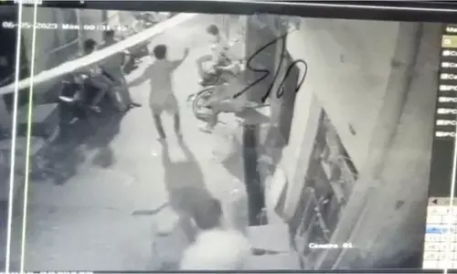 Delhi News : दिल्ली के जाफराबाद में गेंगवार, चार लोगों को मारी गोली, पूरी वारदात सीसीटीवी में कैद Delhi News : दिल्ली के जाफराबाद में गेंगवार, चार लोगों को मारी गोली, पूरी वारदात सीसीटीवी में कैद