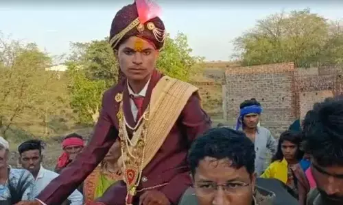 मध्यप्रदेश में दलित दूल्हे के घोड़ी चढ़ने पर भड़के दबंग, बारात पर किया पथराव मध्यप्रदेश में दलित दूल्हे के घोड़ी चढ़ने पर भड़के दबंग, बारात पर किया पथराव