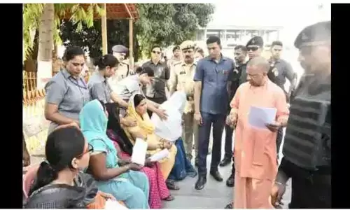 गोरखपुर में सीएम का जनता दरबार: योगी का कहना है कि आवास, चिकित्सा देखभाल की जाएगी सुनिश्चित गोरखपुर में सीएम का जनता दरबार: योगी का कहना है कि आवास, चिकित्सा देखभाल की जाएगी सुनिश्चित