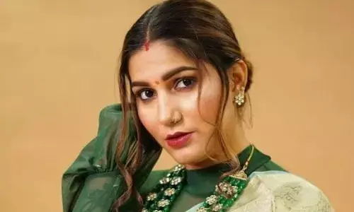 देखिए सपना चौधरी ने अपने देसी लुक को छोड़कर अपनाया कौन सा लुक ? देखिए सपना चौधरी ने अपने देसी लुक को छोड़कर अपनाया कौन सा लुक ?