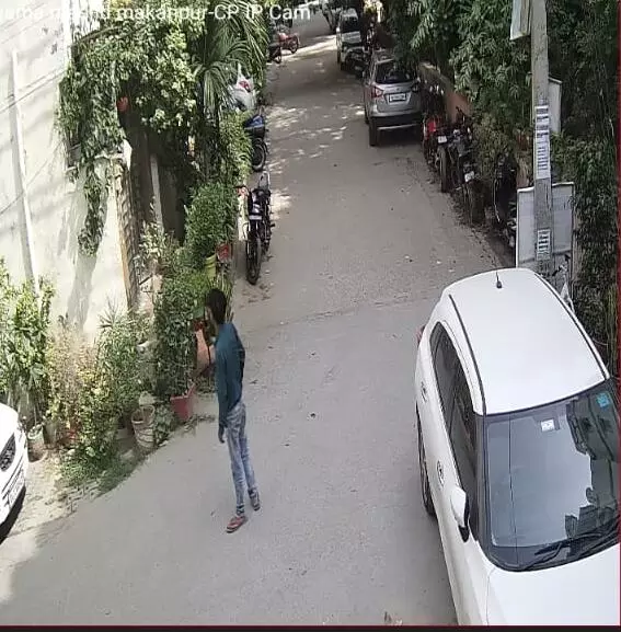 Ghaziabad Police: गाजियाबाद के इंदिरापुरम में दिन दहाड़े चोर ले गया घर के सामने से वाइक, घटना सीसीटीवी में कैद