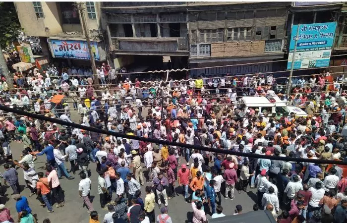 कोल्हापुर में विवादित वाट्सएप स्टेटस के बाद बवाल, हिंदू संगठनों का विरोध-प्रदर्शन...पुलिस ने किया लाठीचार्ज, भारी तनाव