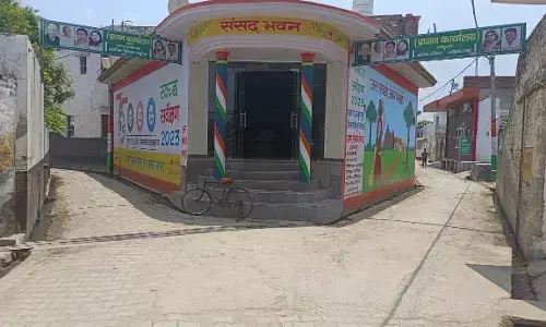 यूपी में ग्राम प्रधान कार्यालय पर संसद भवन लिखा, फोटो वायरल.... यूपी में ग्राम प्रधान कार्यालय पर संसद भवन लिखा, फोटो वायरल....