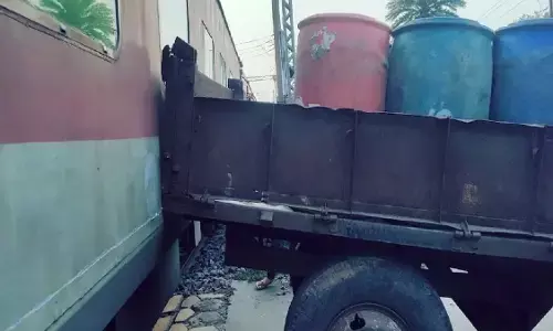 पटरी और फाटक के बीच फंस गया ट्रैक्टर, तभी आ गई राजधानी एक्सप्रेस, फिर जो हुआ... अटक गई सांसे! पटरी और फाटक के बीच फंस गया ट्रैक्टर, तभी आ गई राजधानी एक्सप्रेस, फिर जो हुआ... अटक गई सांसे!