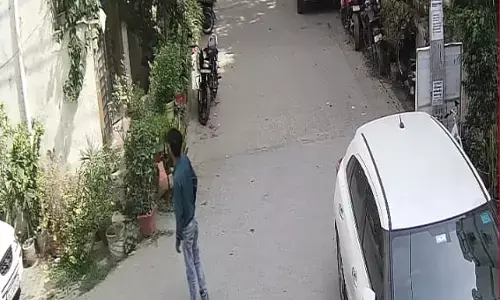 Ghaziabad Police: गाजियाबाद के इंदिरापुरम में दिन दहाड़े चोर ले गया घर के सामने से वाइक, घटना सीसीटीवी में कैद Ghaziabad Police: गाजियाबाद के इंदिरापुरम में दिन दहाड़े चोर ले गया घर के सामने से वाइक, घटना सीसीटीवी में कैद