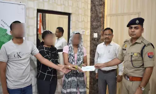 जालौन एसपी ने दिया शहीद सिपाही के परिजनों को 2503249/- रूपये का चेक