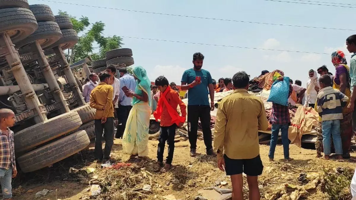 मध्य प्रदेश में बड़ा दर्दनाक हादसा : सीधी में ट्रक बेकाबू होकर कार पर पलटा, दो बच्चों समेत सात की मौत मध्य प्रदेश में बड़ा दर्दनाक हादसा : सीधी में ट्रक बेकाबू होकर कार पर पलटा, दो बच्चों समेत सात की मौत
