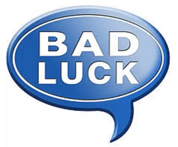 Bad Luck Signs: अगर आपके हाथ से गिर जाती हैं यह चीजें तो समझिए आने वाला है आर्थिक संकट
