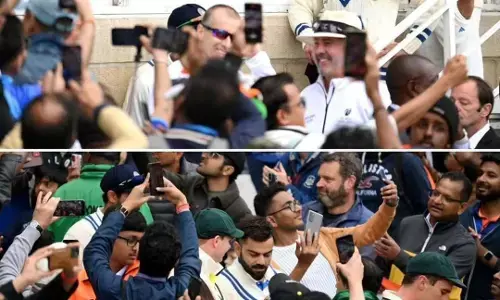 आस्ट्रेलिया ने सिर्फ 3 विकेट खोकर स्कोरबोर्ड पर 327 रन बनाकर भारतीय गेंदबाज कूट दिए आस्ट्रेलिया ने सिर्फ 3 विकेट खोकर स्कोरबोर्ड पर 327 रन बनाकर भारतीय गेंदबाज कूट दिए